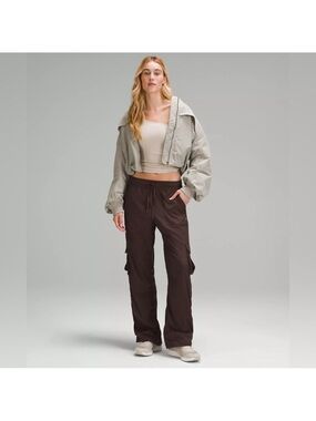 Dance Studio Relaxed-Fit Mid-
Rise Cargo Pant espresso!
